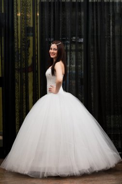 Beyaz elbiseli güzellik gelin