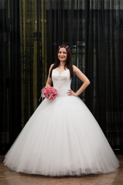 Gelin ona düğün çiçek tutan