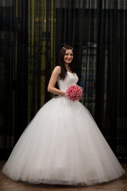 Gelin ona düğün çiçek tutan