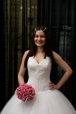 Gelin ona düğün çiçek tutan