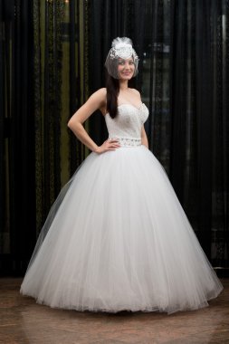 güzel genç gelin gelinlik içinde