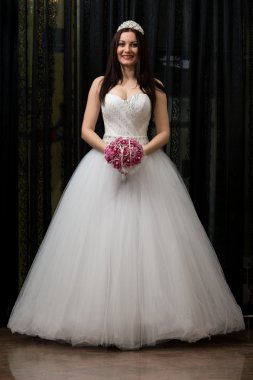 Gelin ona düğün çiçek tutan