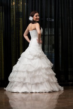 Beyaz elbiseli güzellik gelin