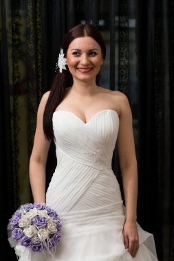 Gelin ona düğün çiçek tutan