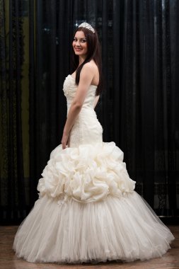 Beyaz elbiseli güzellik gelin