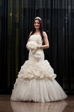 Beyaz elbiseli güzellik gelin