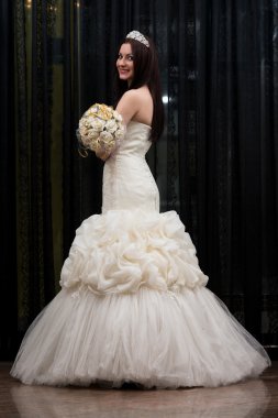 güzel bir gelin düğün elbisesiyle