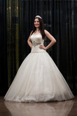 Beyaz elbiseli güzellik gelin