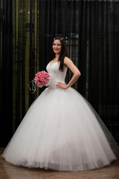 彼女のウェディング ドレスの美しい花嫁 — ストック写真