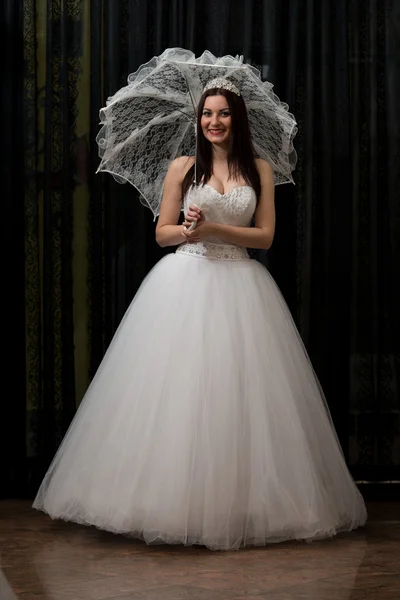 白いドレスの美しさの花嫁 — ストック写真