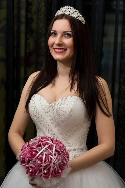 Невеста со свадебными цветами — стоковое фото