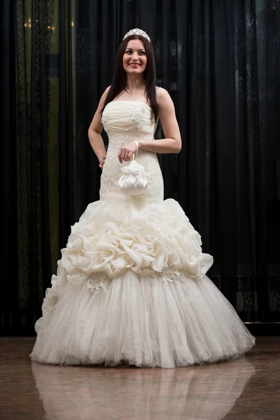 美しい若い花嫁のウェディング ドレスで — ストック写真