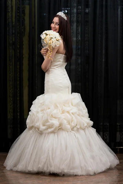 güzel genç gelin gelinlik içinde