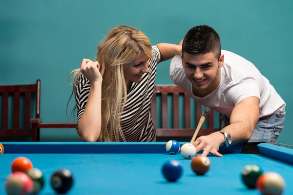 Young Adults Playing Pool — Stock Photo, Image