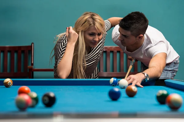 Couple Playing Billiards — Stock Photo, Image