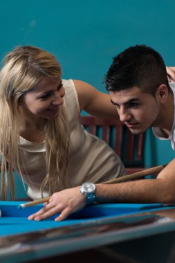 Bilardo oynayan Çift