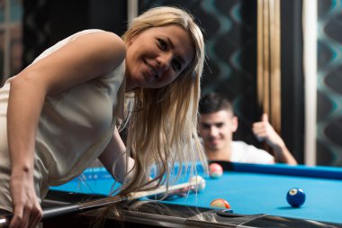 adam kız arkadaşını nerede topa vurmak için gösterilen