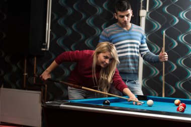 Bilardo oynayan Çift