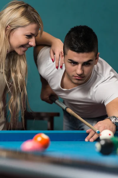 Jeune couple joue au billard — Photo