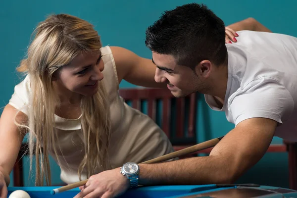 Jongen en meisje flirten op een poolspel — Stockfoto