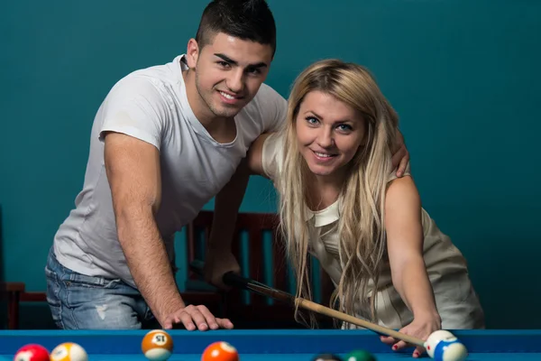 Schönes Paar spielt Pool — Stockfoto