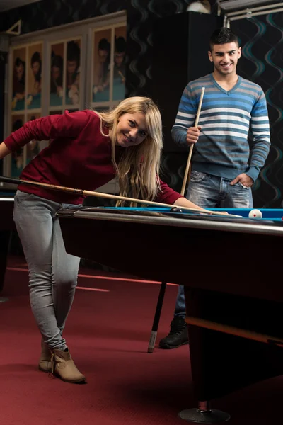 Young Adults Playing Pool — Stock Photo, Image