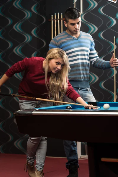 Paar pool spelen in de bar — Stockfoto