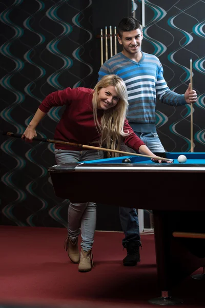 Couple jouant au billard — Photo