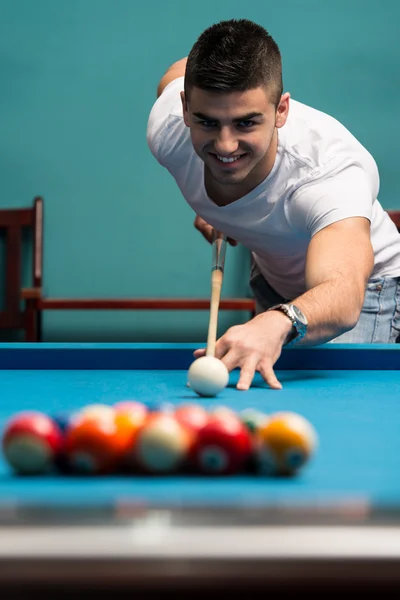 Mann spielt Pool — Stockfoto