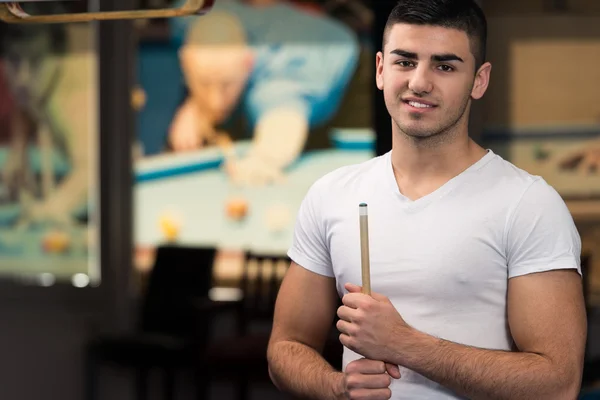 Retrato de um jovem modelo masculino jogando bilhar — Fotografia de Stock