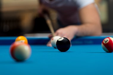 Bilardo oynayan genç bir kişi