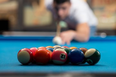 Bilardo oynayan genç bir kişi