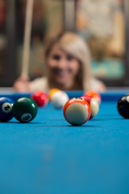 genç kadın konsantre Ball