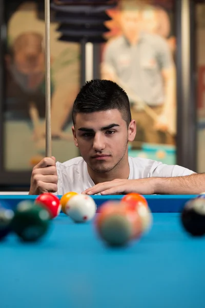 Porträt eines jungen Mannes, der sich auf den Ball konzentriert — Stockfoto