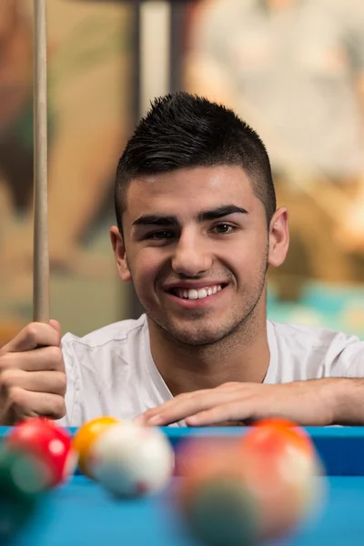 Retrato de un joven Concentración en la pelota — Foto de Stock