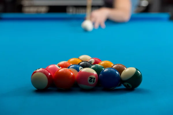 Man spela pool på att slå bollen — Stockfoto