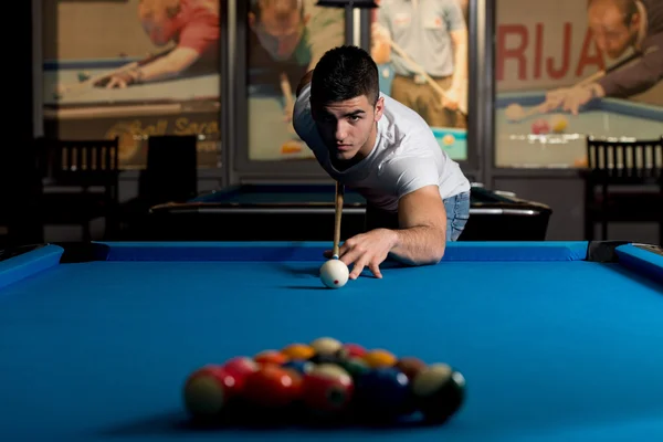 Young Man Concentrates On His Break — Stock Photo, Image