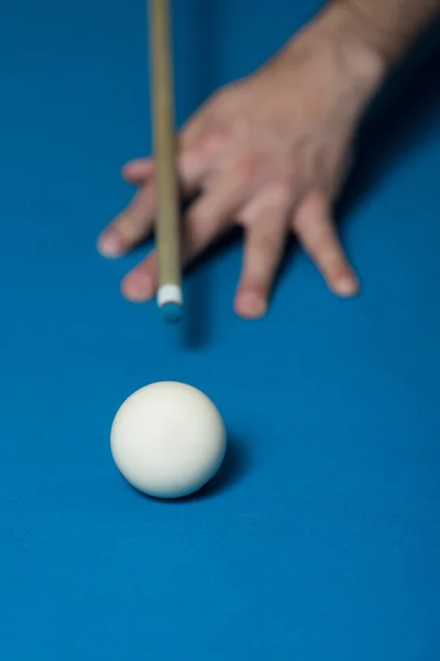 Närbild av en vit boll som väntar på att skjuta — Stockfoto