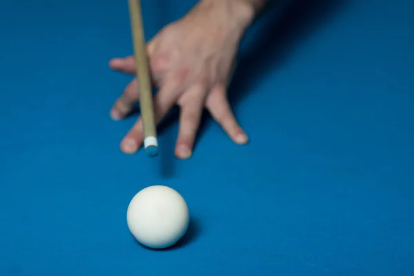 Gros plan d'une boule blanche qui attend de tirer — Photo