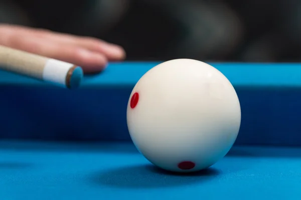 Close-up de uma bola branca à espera de atirar — Fotografia de Stock