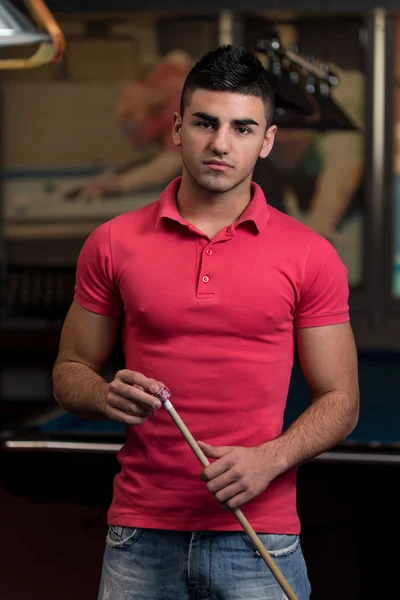 Retrato de um jovem modelo masculino jogando bilhar — Fotografia de Stock