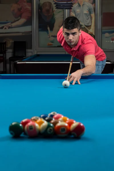 Young Man Concentrates On His Break — Stock Photo, Image