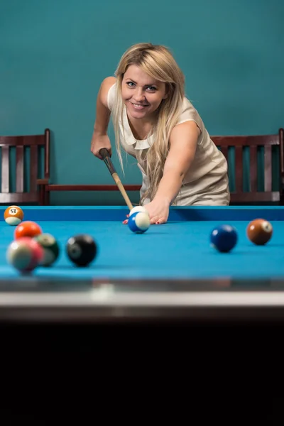 Femme jouant au billard — Photo