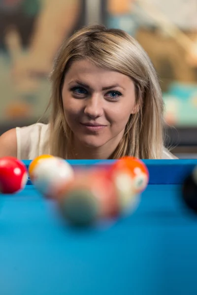 Young Women Concentrate On Ball — Stock Photo, Image