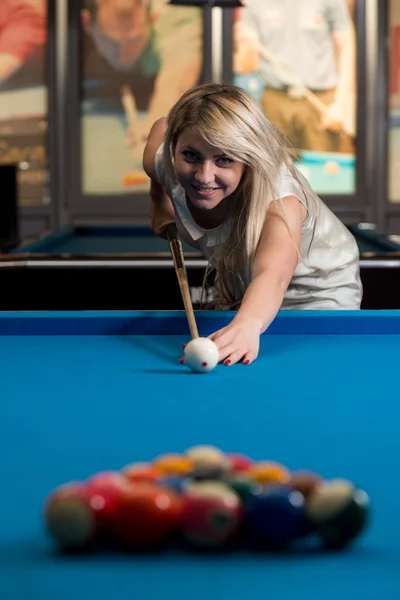 Young Women Lines Up A Shot — Stock Photo, Image