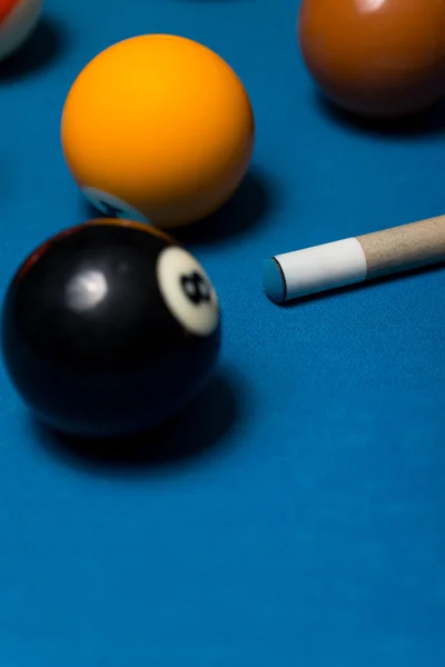 Biljartballen op blauw doek — Stockfoto