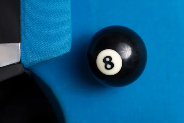 8 ball odpočívá nedaleko kapse — Stock fotografie