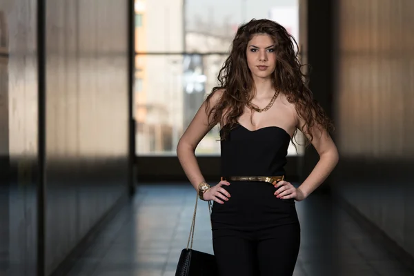 Portrait de mode de jeune fille avec un sac — Photo