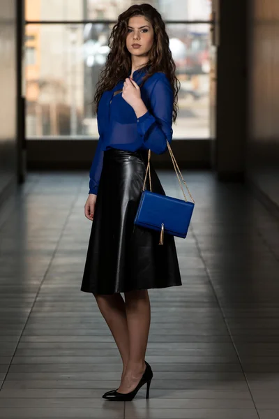 Portrait de mode de jeune fille avec un sac — Photo