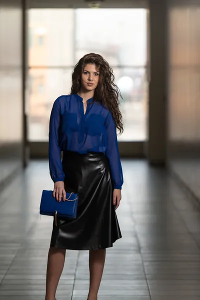 Moda modelo vestindo saia de couro preto — Fotografia de Stock